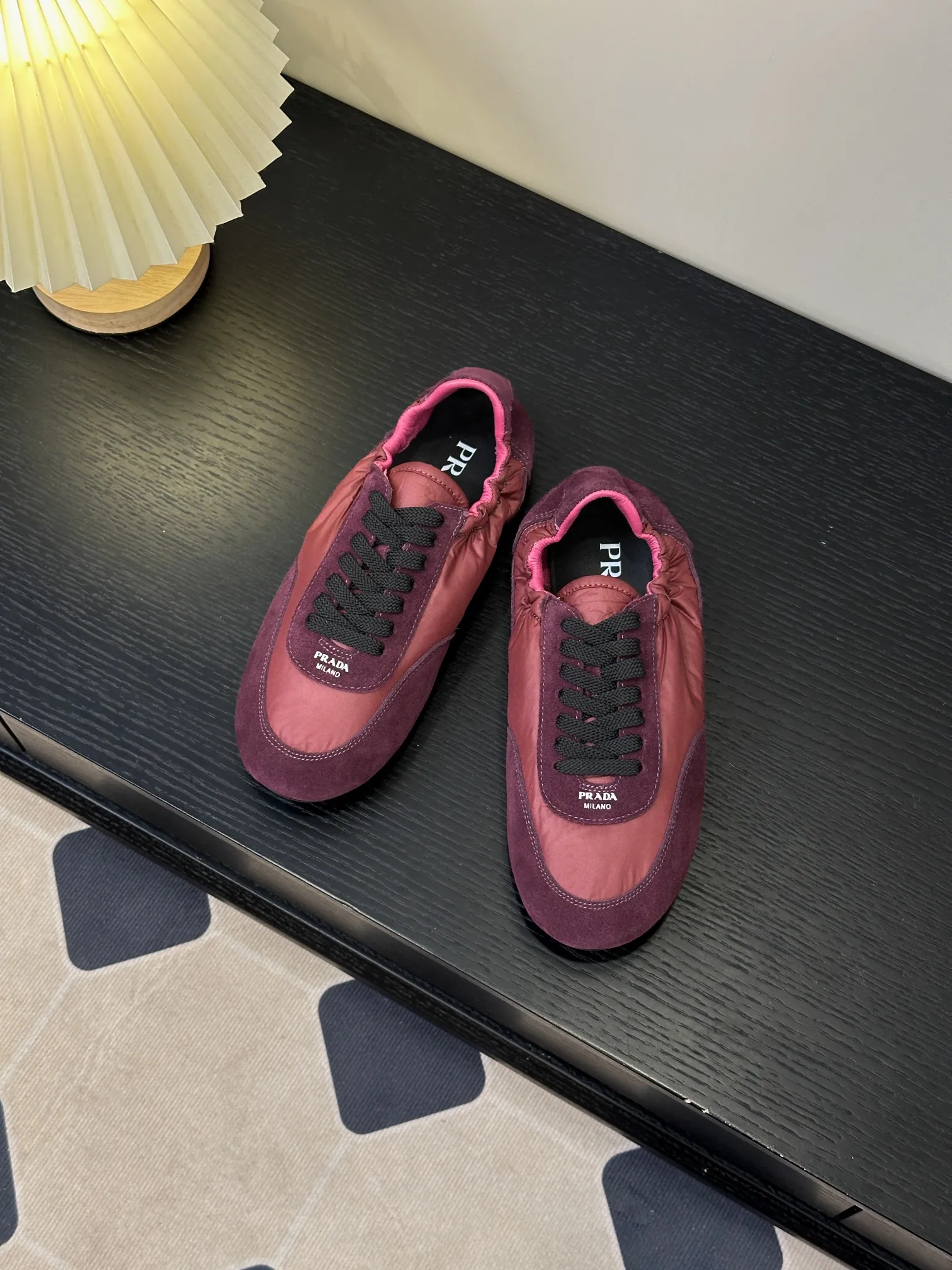 👟👟Ex-factory price 420👟👟 💠𝐏𝐑𝐀𝐃𝐀#Prada catwalk style lightweight thin-soled new moral training shoes casual shoes💠 outsole molded TPU❣️not made of rubber! The suede upper is textured, and the inner sheepskin is wrapped, which is soft and waxy. The insole is thickened with lambskin, which is extremely comfortable to step on, has a sense of support, and feels well wrapped. The shoe shape is full of wrapping, light, easy to wear, and practical. It is a casual shoe that makes you taller and longer legs! White is clean and refreshing, needed all year round, and can be easily worn with skirts and trousers. Upper: imported suede/original molded fabric. Lining: sheepskin. Outsole: TPU outsole! Different from cheap rubber soles on the market! Code number: 35-40 (40 customized)